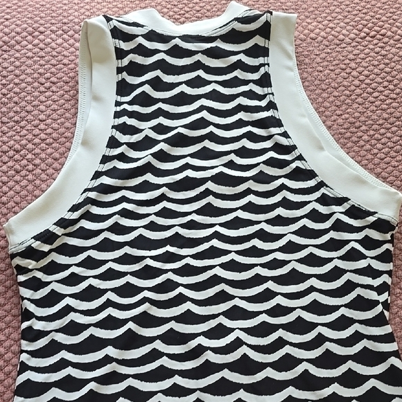 Seafolly Black and White Wave Pattern Rash guard Vest Top - Picture 10 of 14